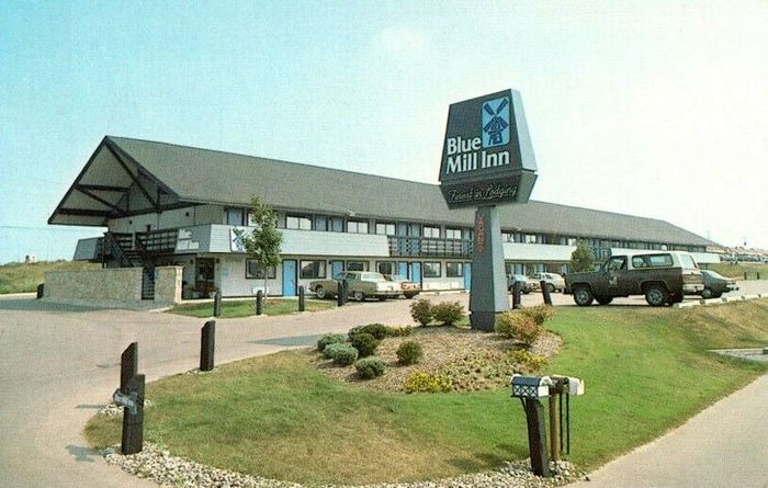Economy Inn by OYO Holland (Blue Mill Inn) - Vintage Postcard (newer photo)